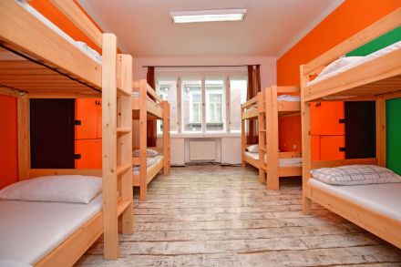 1 bunk bed in 8 pax doromity room